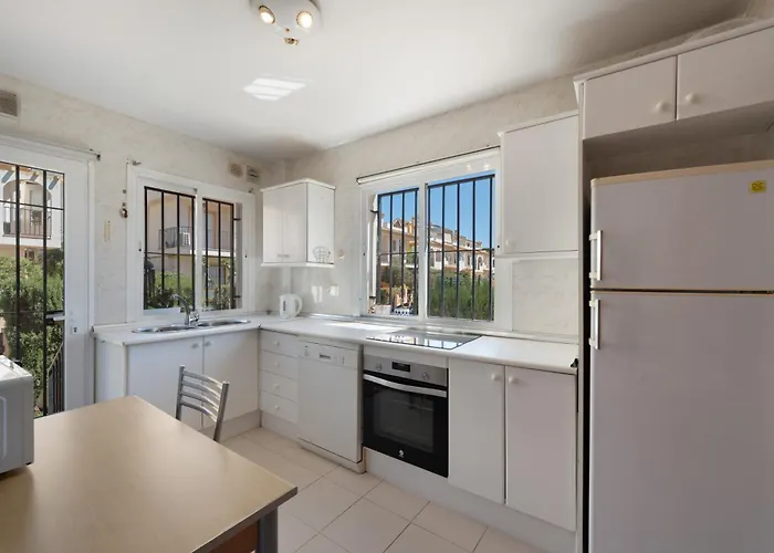 Beachside Townhouse - Sleeps 8 *