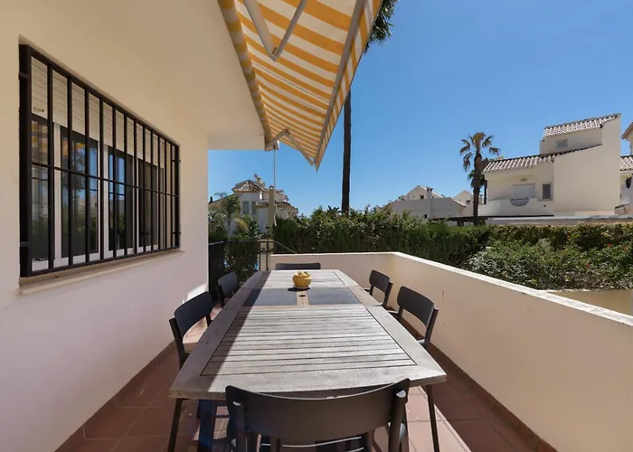 Beachside Townhouse - Sleeps 8 Marbella