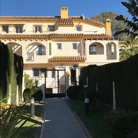 펜션 Beachside Townhouse - Sleeps 8 마르베야