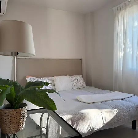 Beachside Townhouse - Sleeps 8 בית נופש מארבלה