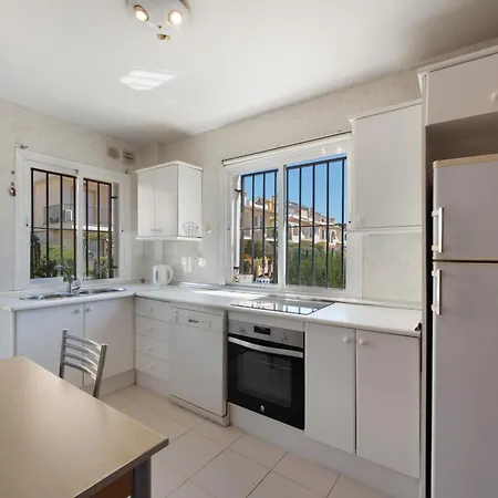 Beachside Townhouse - Sleeps 8 بيت للعطل ماربيا