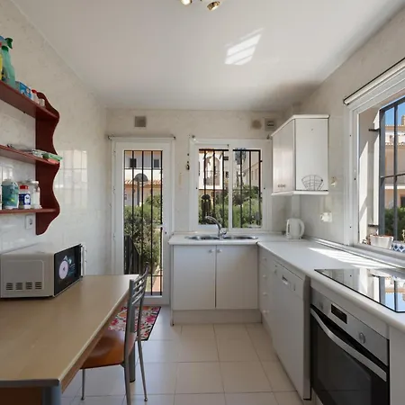 بيت للعطل Beachside Townhouse - Sleeps 8 ماربيا