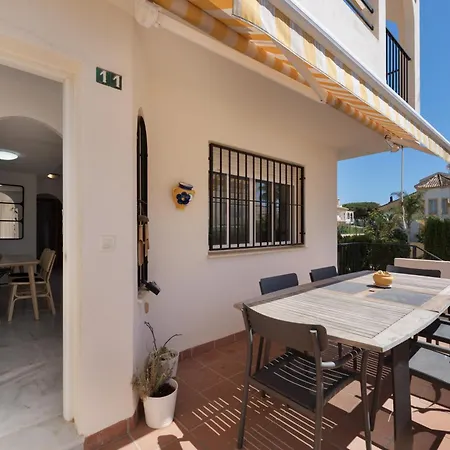 Beachside Townhouse - Sleeps 8 ماربيا