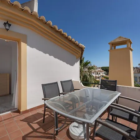Beachside Townhouse - Sleeps 8 * Μαρμπέλλα
