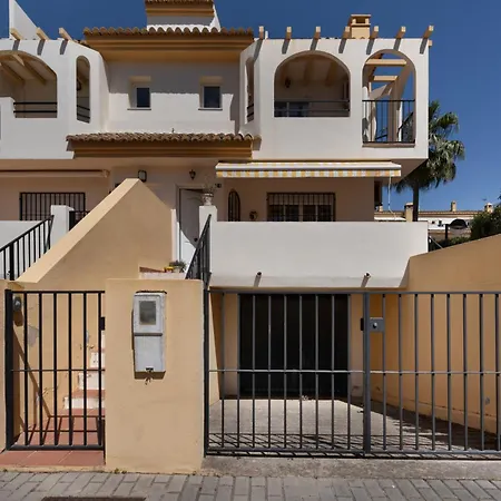 Beachside Townhouse - Sleeps 8 *