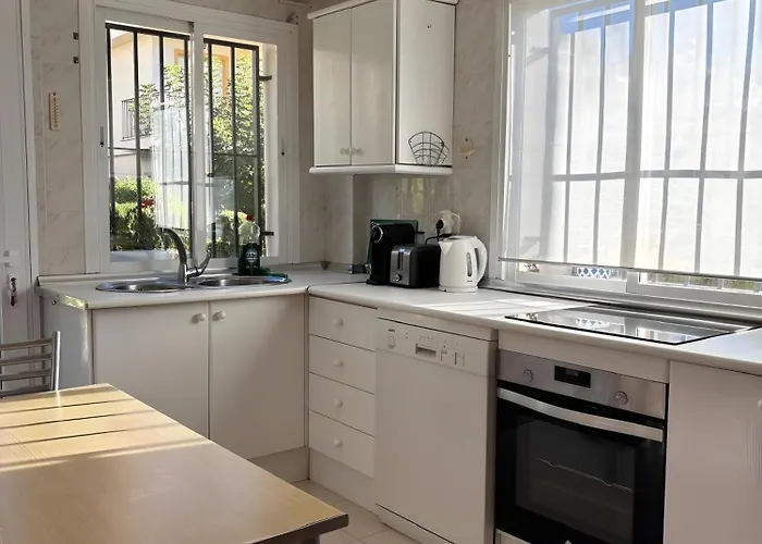 Будинок відпочинку Beachside Townhouse - Sleeps 8