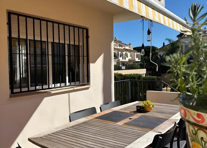 Beachside Townhouse - Sleeps 8 Ferienhaus Marbella