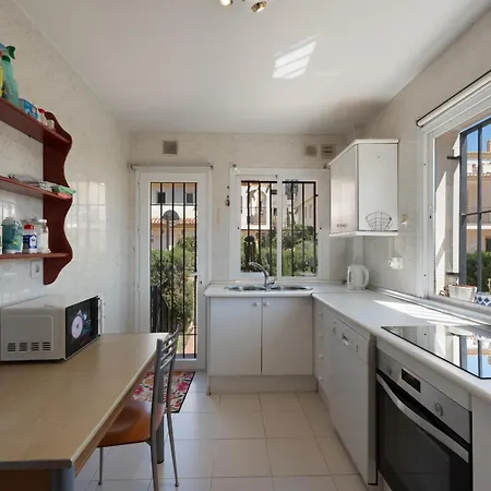 Beachside Townhouse - Sleeps 8 * Μαρμπέλλα